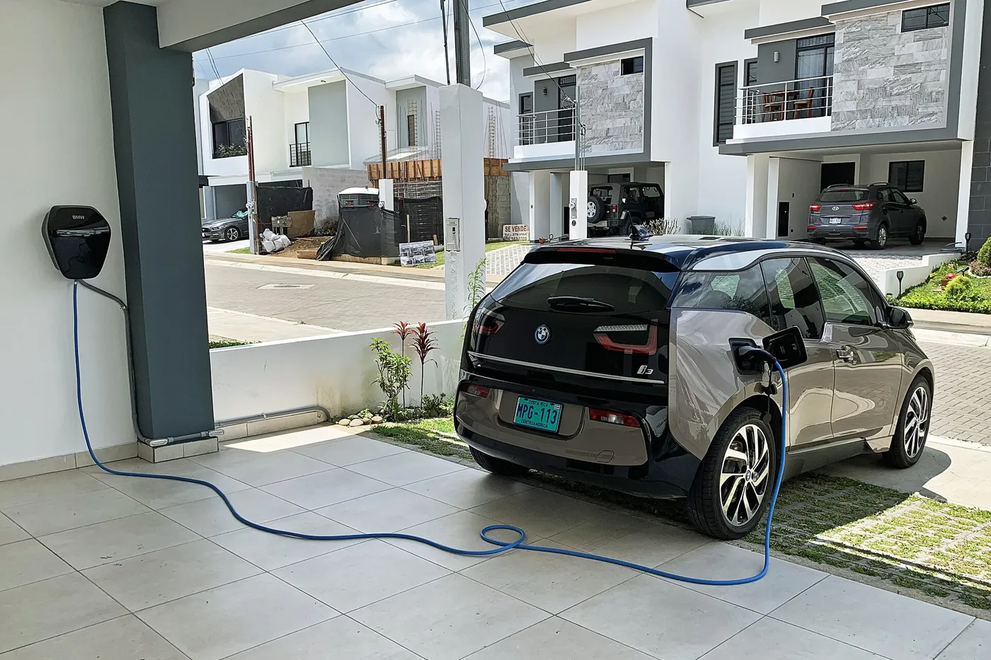 Wallbox instalado na garagem de uma casa carregando um carro elétrico