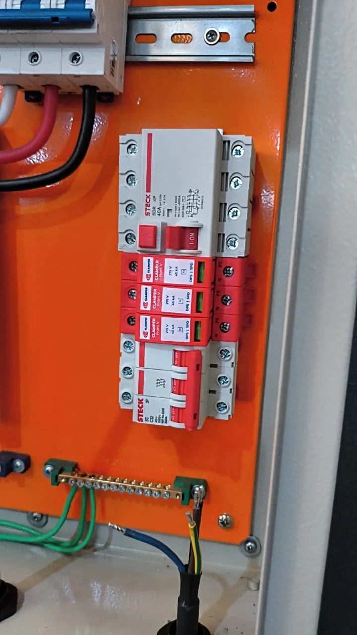 Dispositivo de proteção contra surtos (DPS) instalado em quadro elétrico
