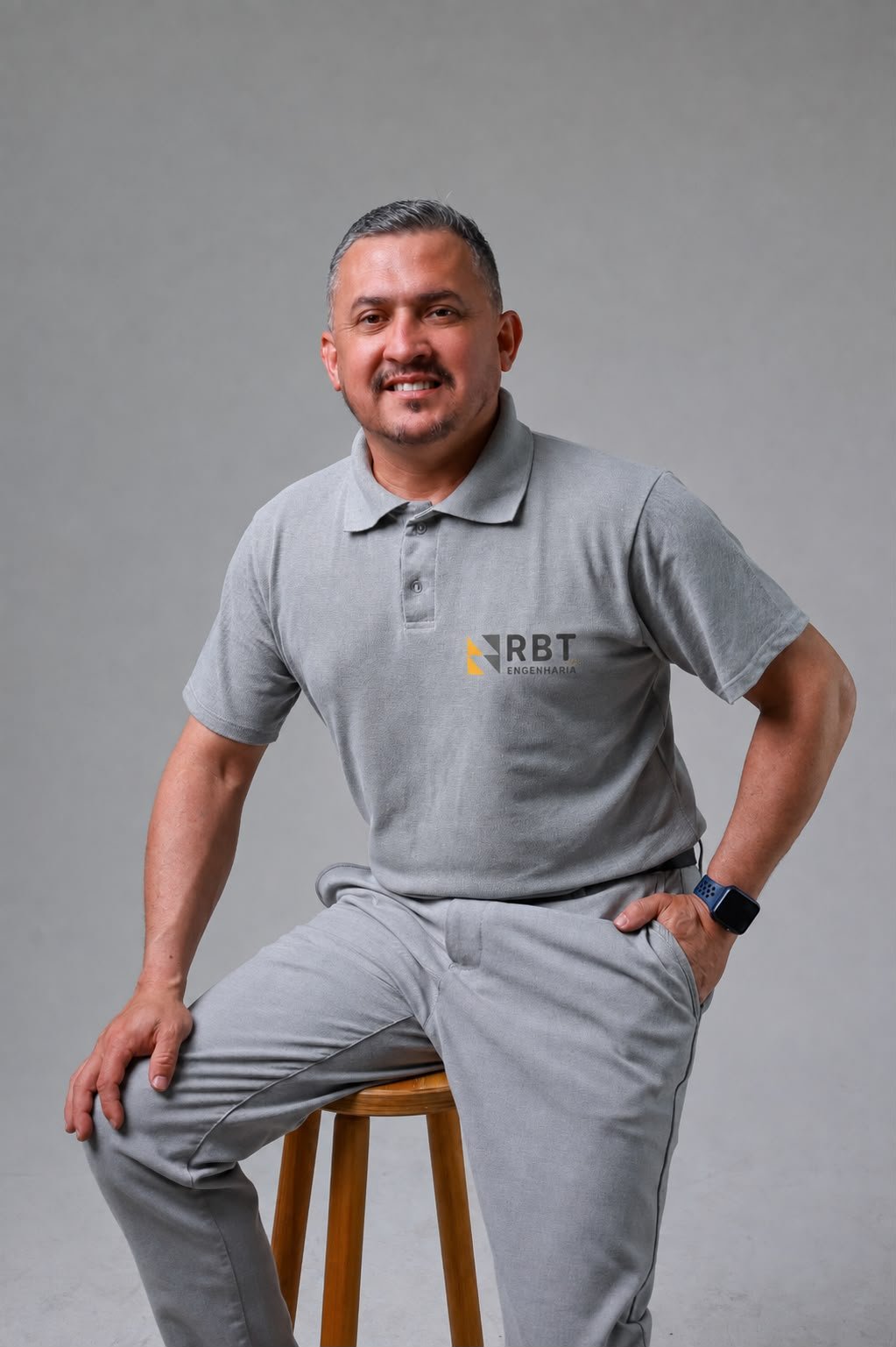 Profissional da RBT Engenharia com uniforme da empresa