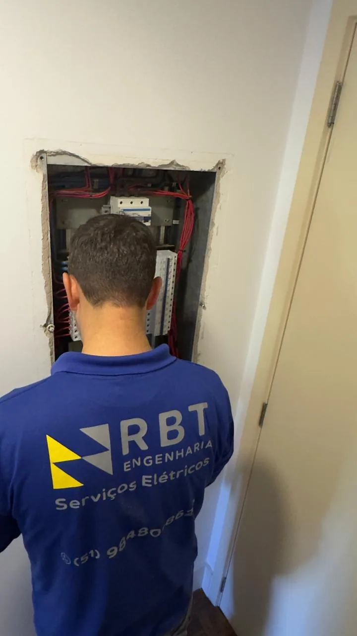Instalação de quadro elétrico embutido em empreendimento pela equipe da RBT Engenharia