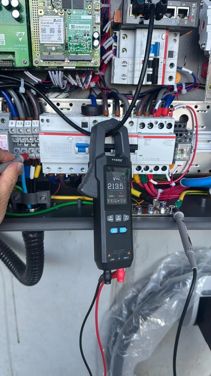 Medição de tensão em quadro elétrico industrial com alicate amperímetro digital