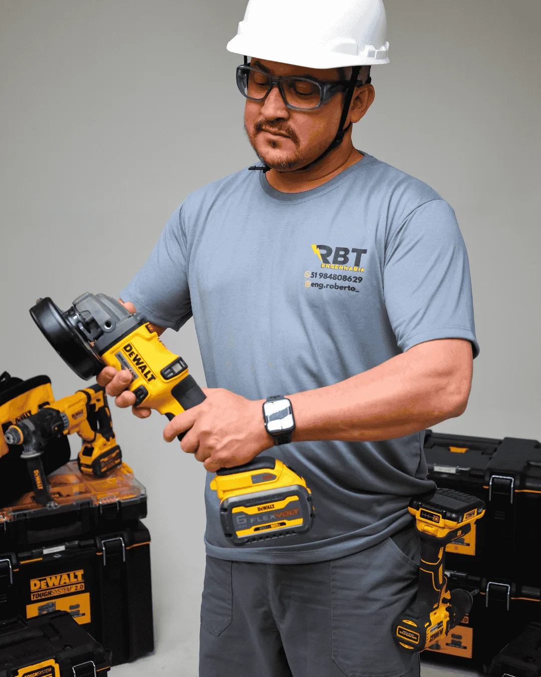 Técnico da RBT Engenharia equipado para manutenção em subestação