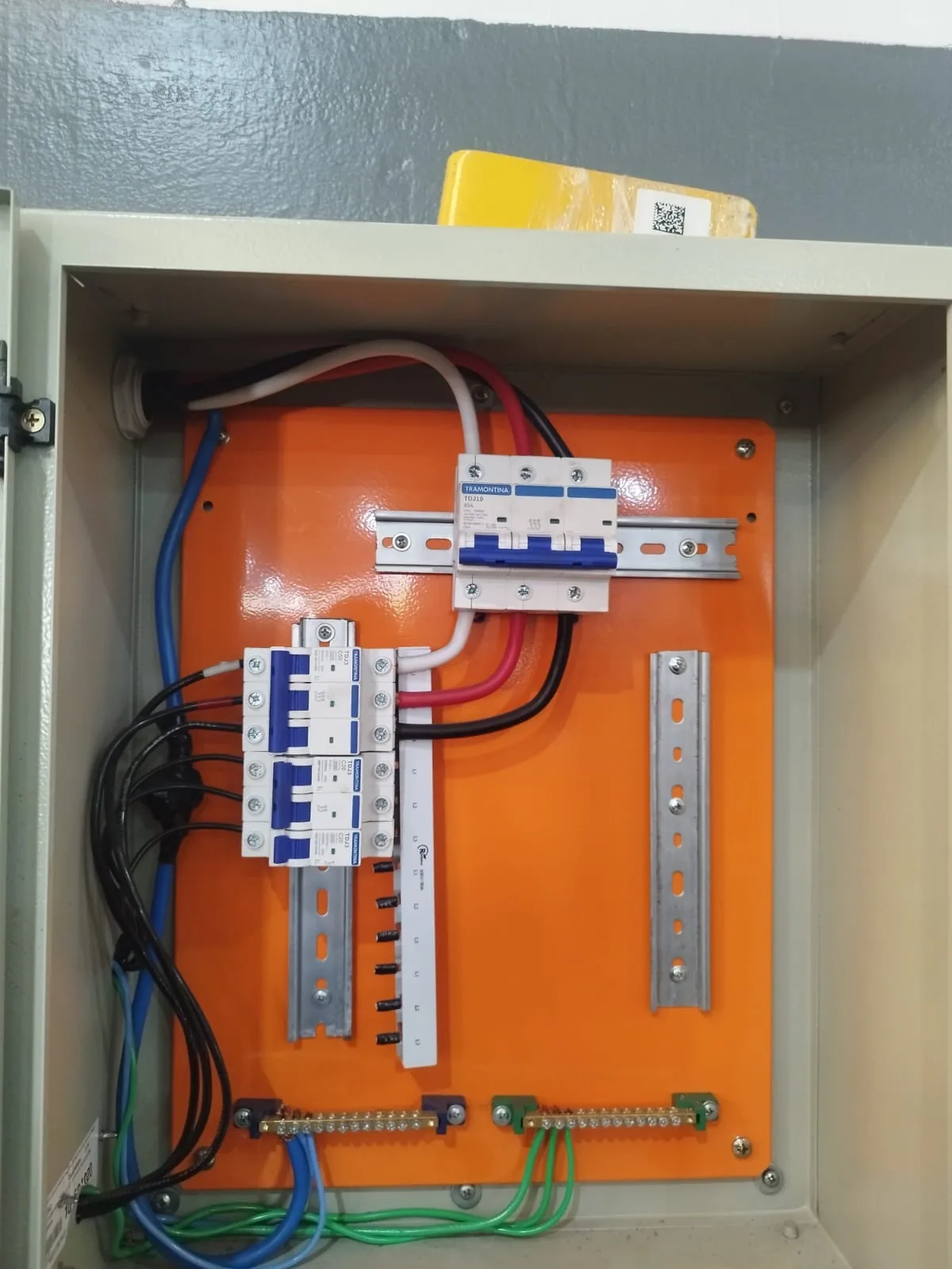 Montagem de quadro de comando elétrico para empresa pela RBT Engenharia