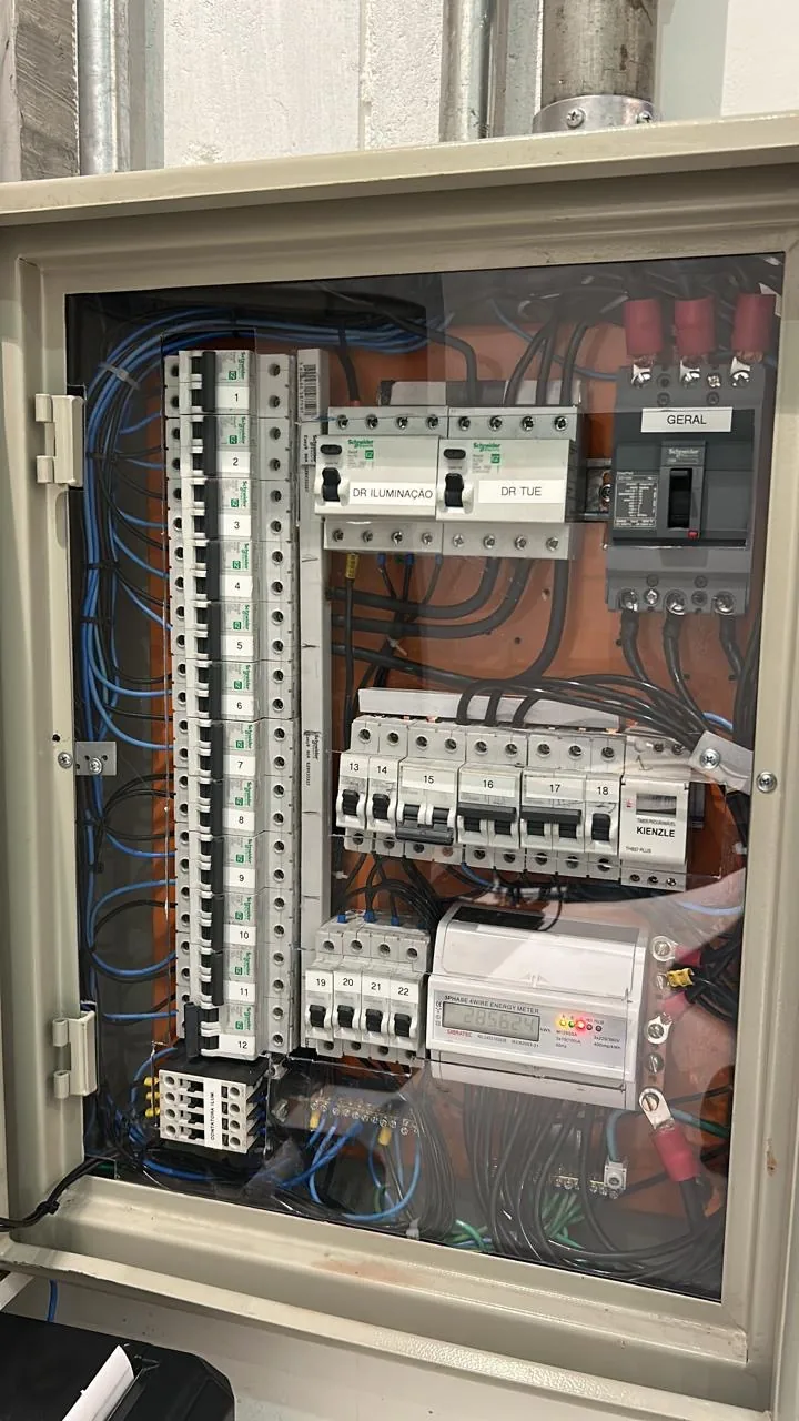 Quadro de distribuição elétrica de condomínio com disjuntores identificados
