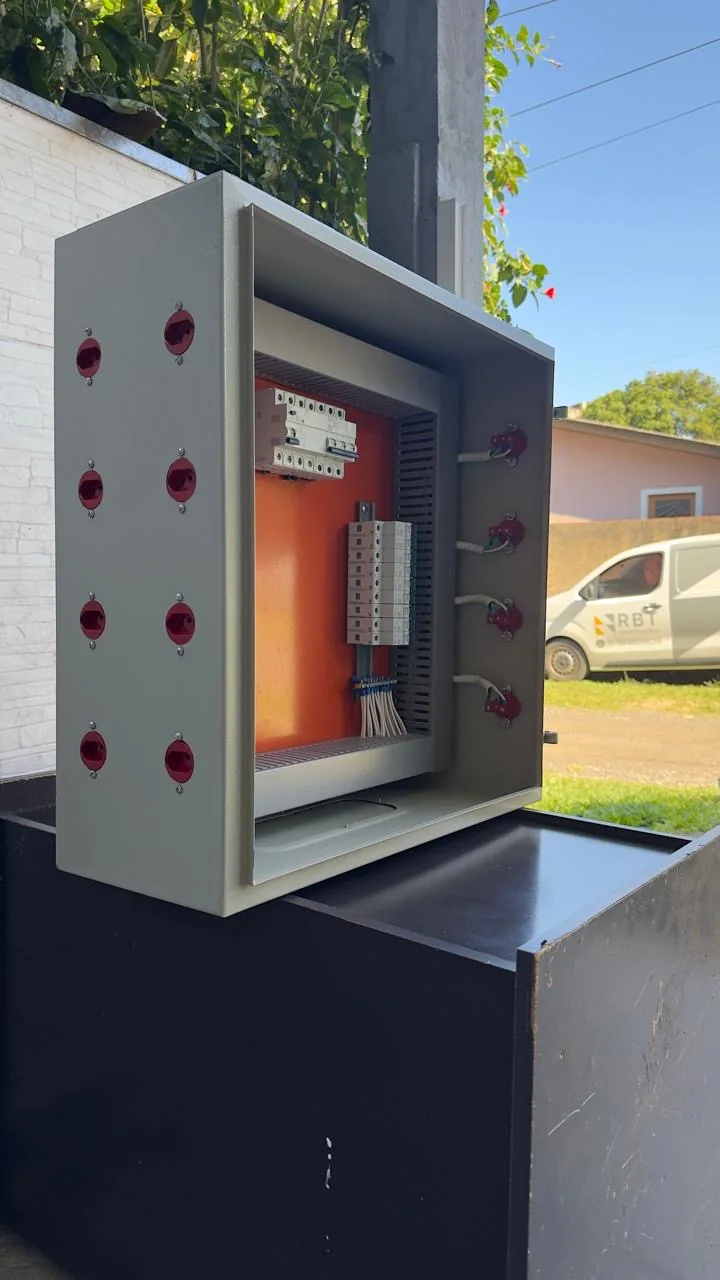 Quadro elétrico retrofitado, finalizado e pronto para instalação