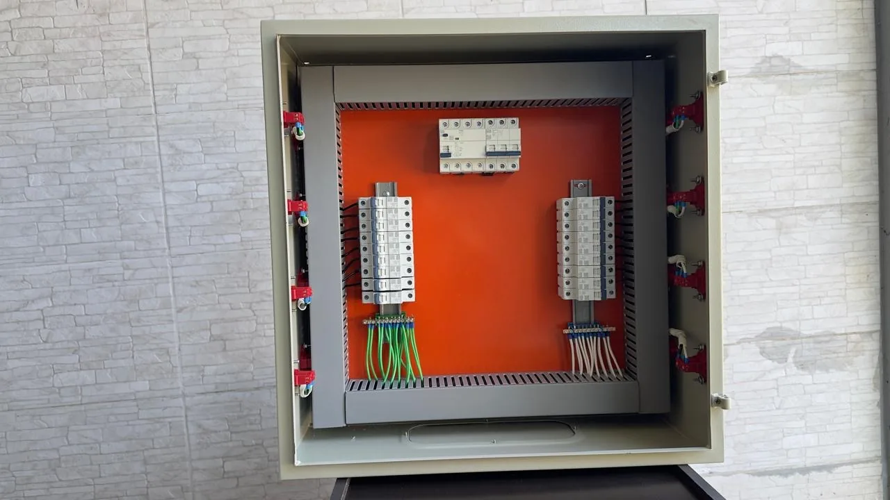 Quadro elétrico organizado por técnico da RBT Engenharia