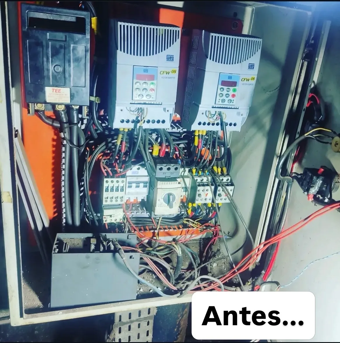 Painel de comando industrial antes do retrofit elétrico, com fiação desorganizada