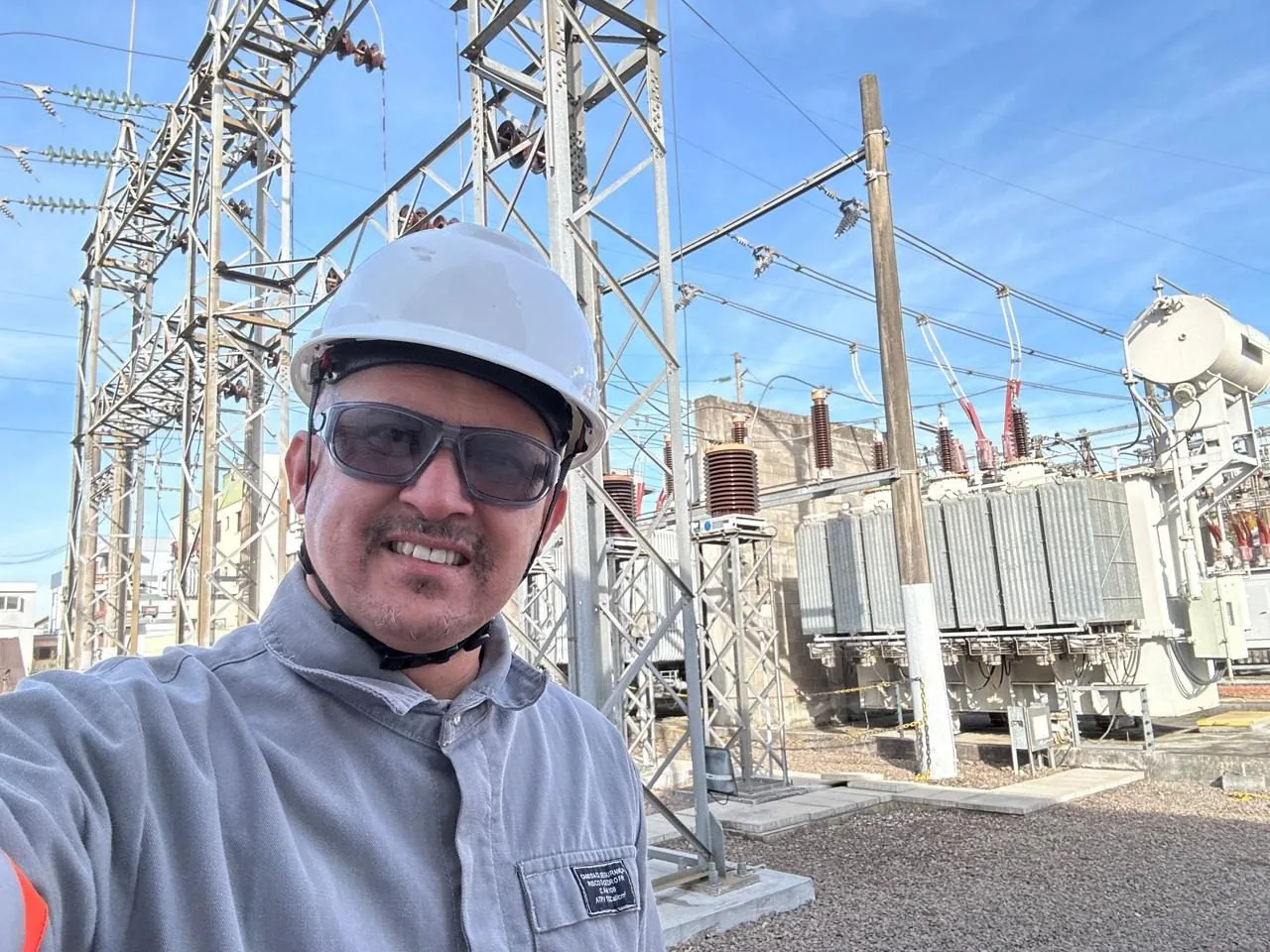 Roberto Santos em subestação elétrica em Gravataí, sede da RBT Engenharia