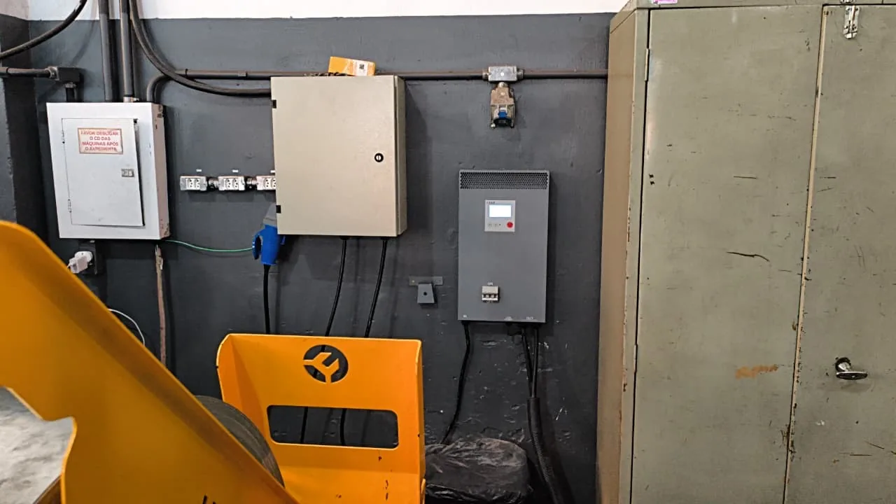 Sala elétrica industrial com painéis atendida pela equipe da RBT Engenharia