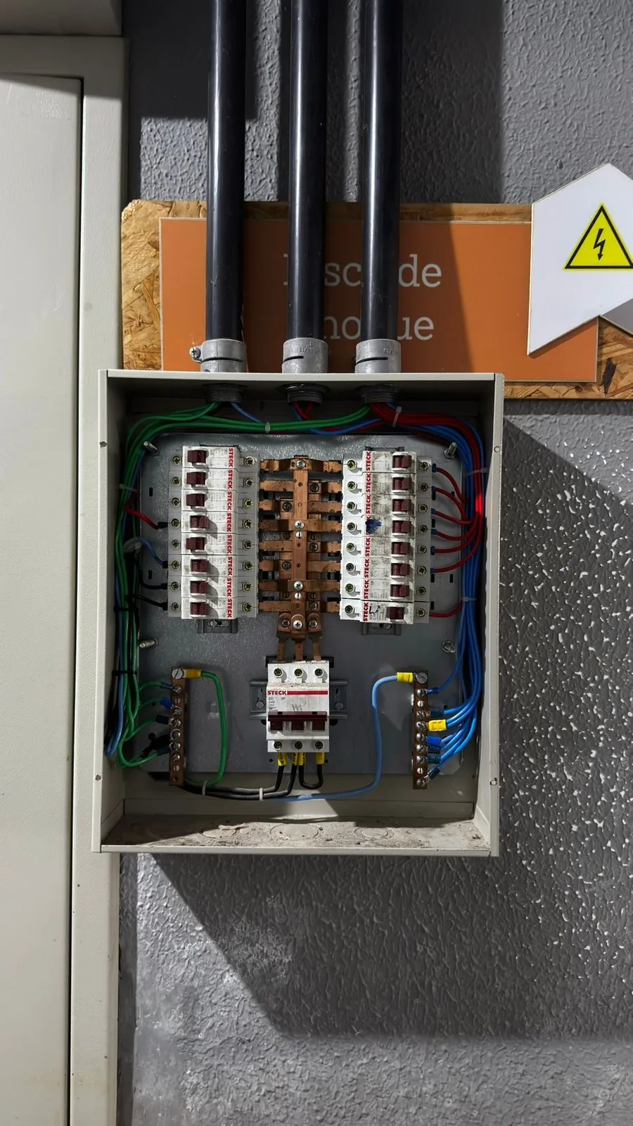 Sinalização de segurança NR-10 verificada durante a inspeção