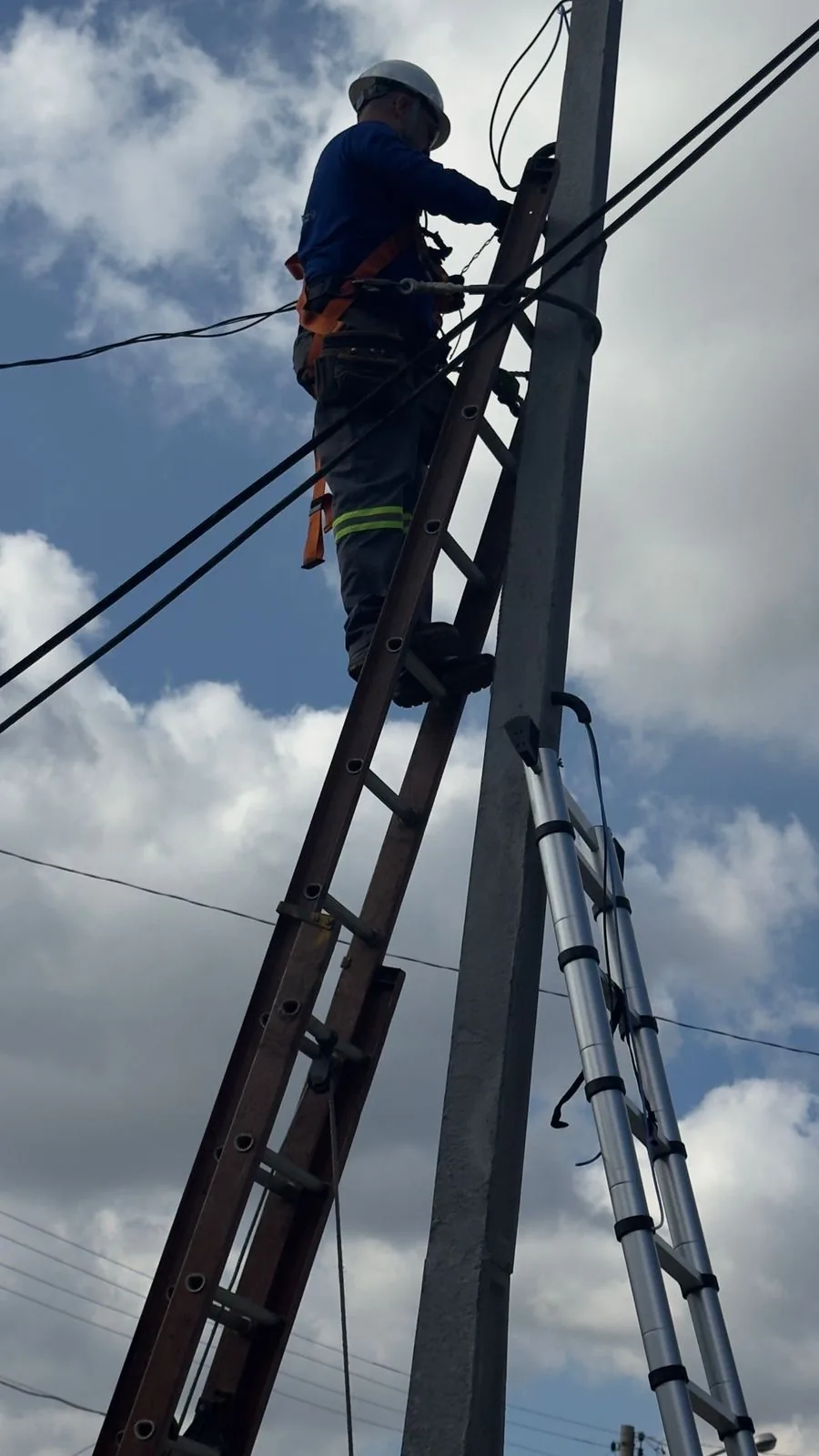 Técnico da RBT Engenharia durante trabalho em instalação elétrica em altura