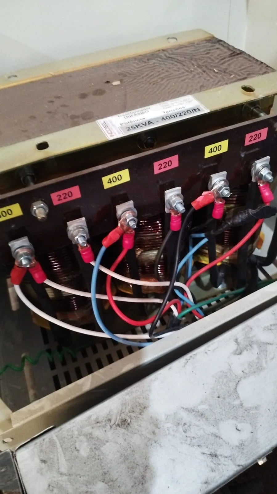 Transformador trifásico em subestação elétrica