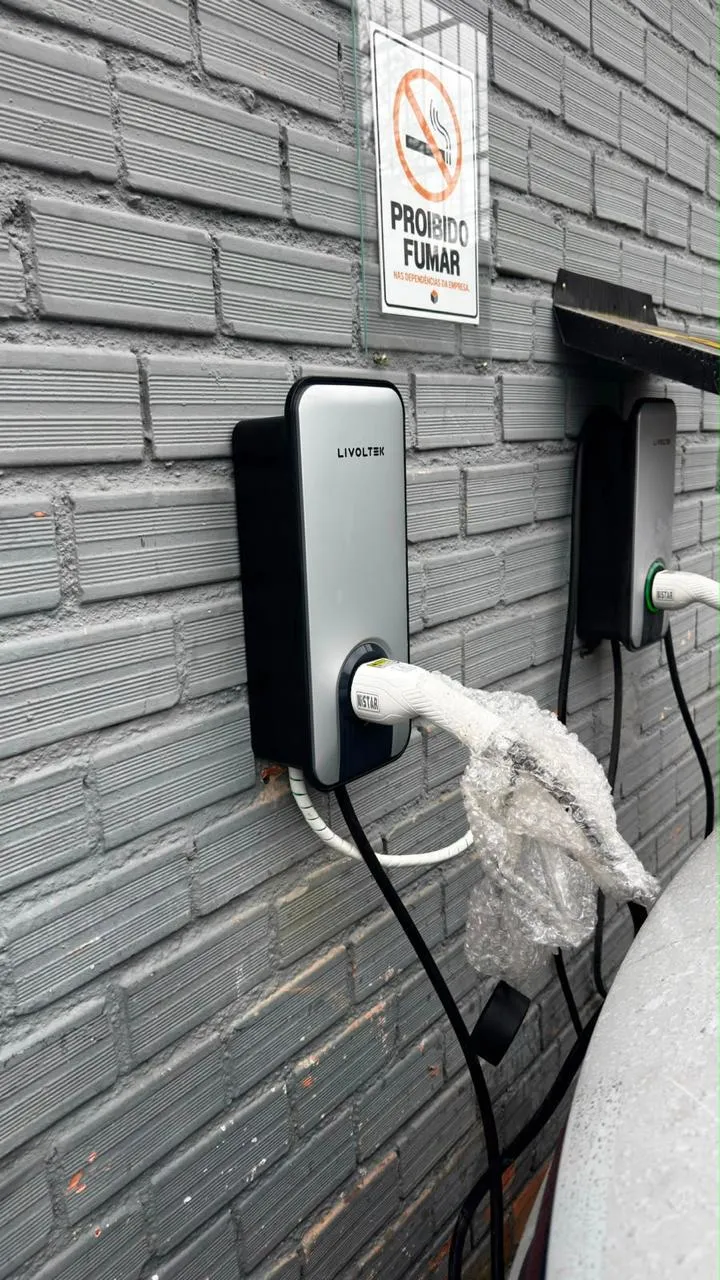 Dois wallbox instalados lado a lado em parede externa para recarga de veículos elétricos