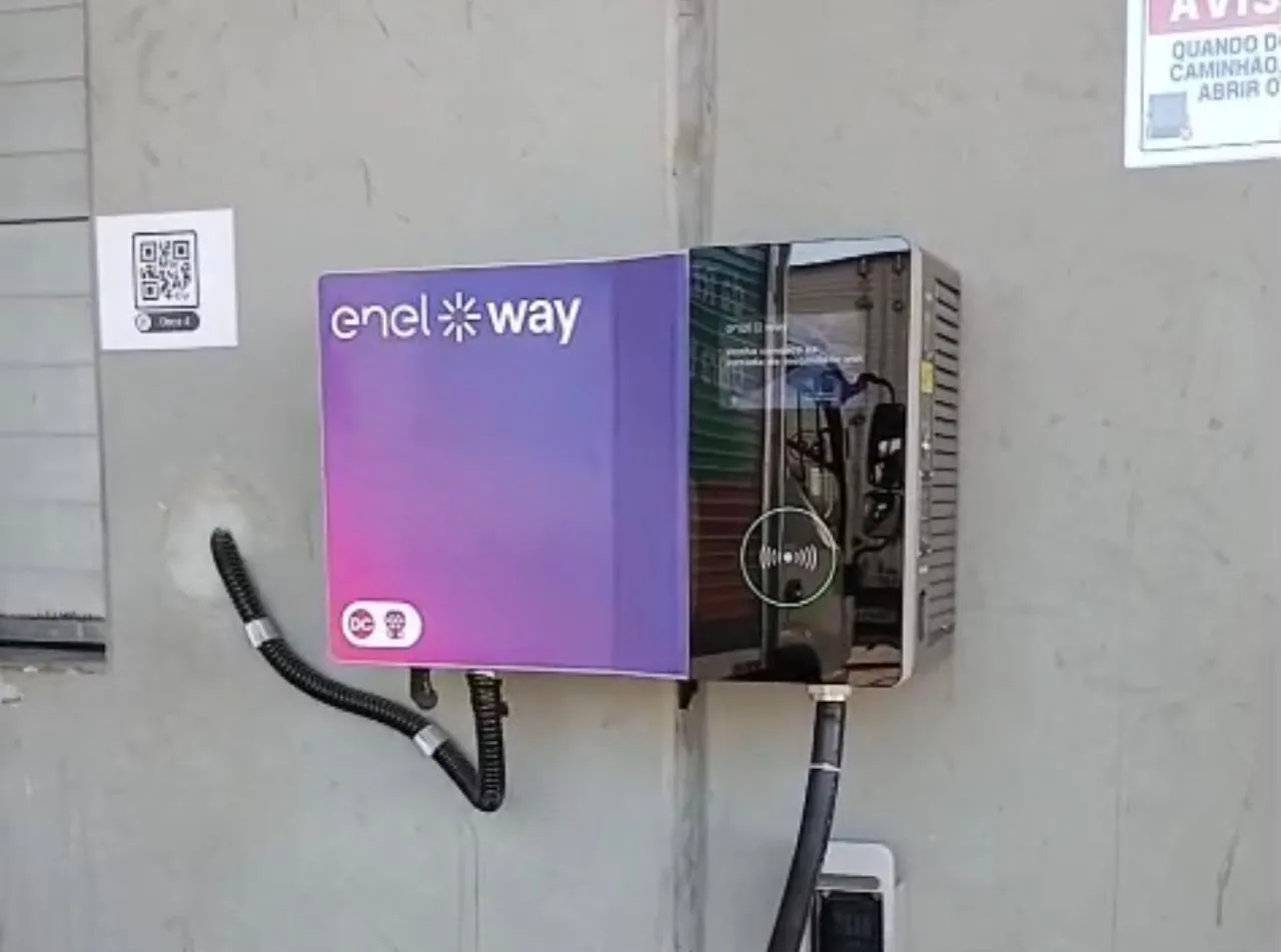 Wallbox instalado na parede de estacionamento comercial