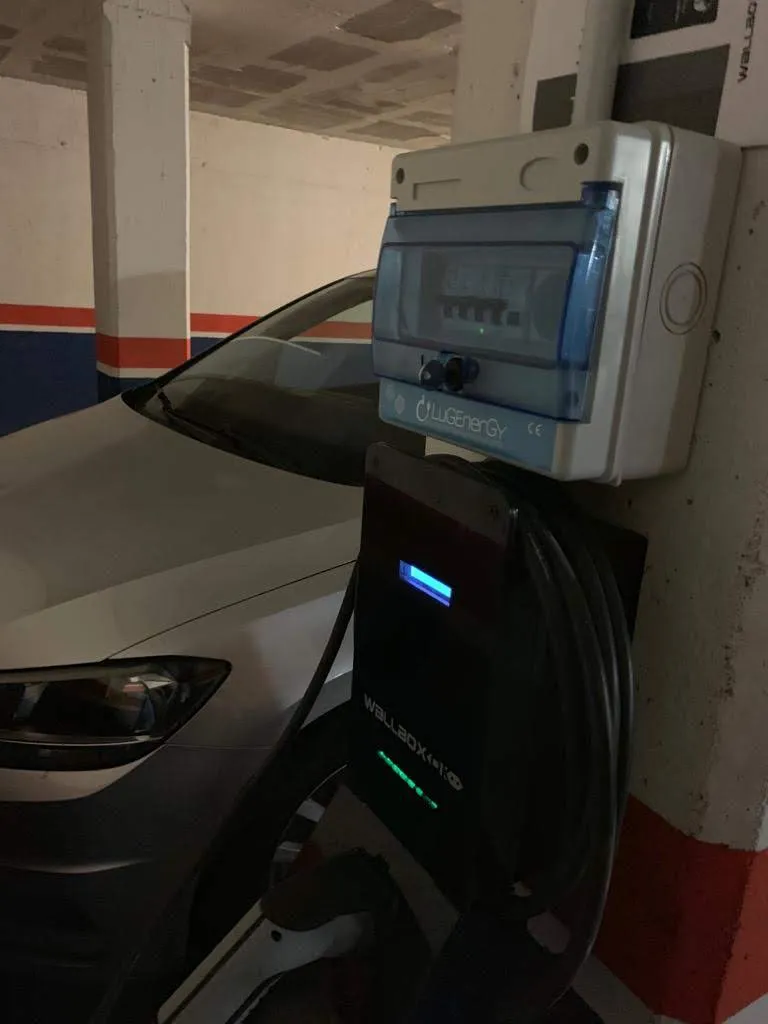 Wallbox e quadro de proteção instalados em estacionamento de condomínio