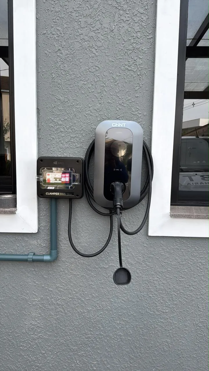 Wallbox instalado em parede externa com caixa de proteção do circuito exclusivo ao lado