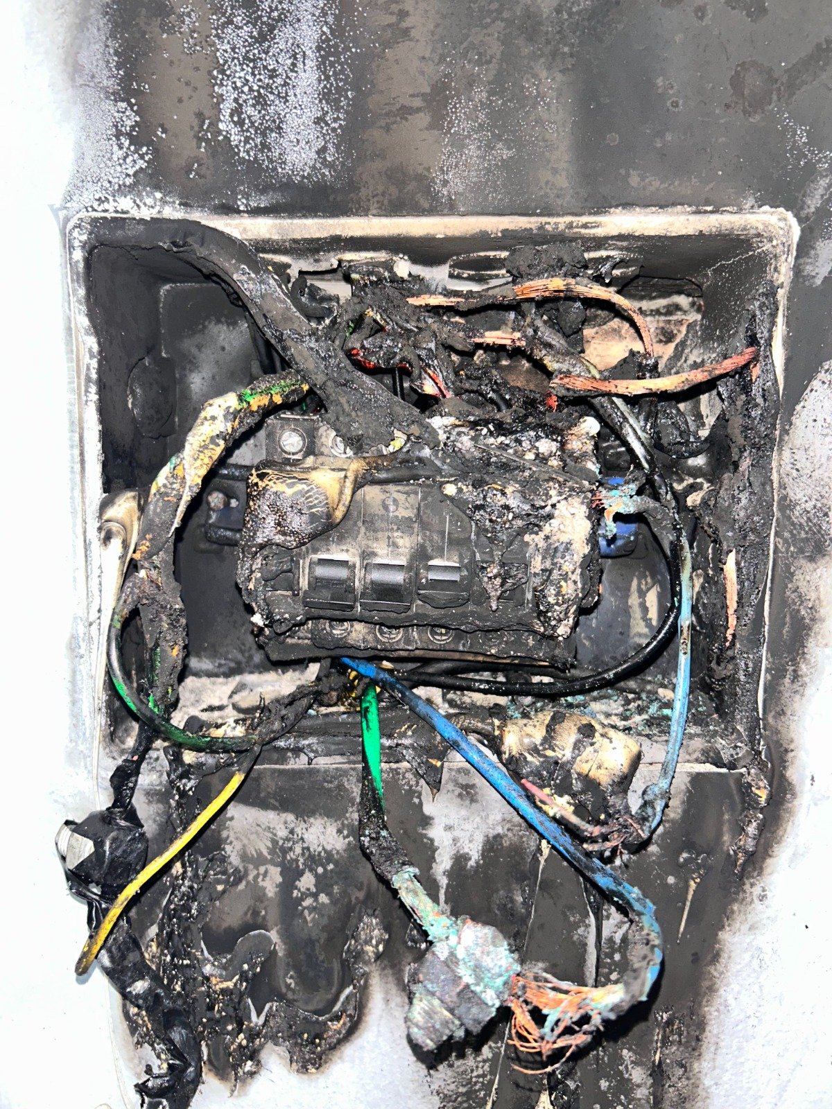 Quadro elétrico queimado após falha na instalação