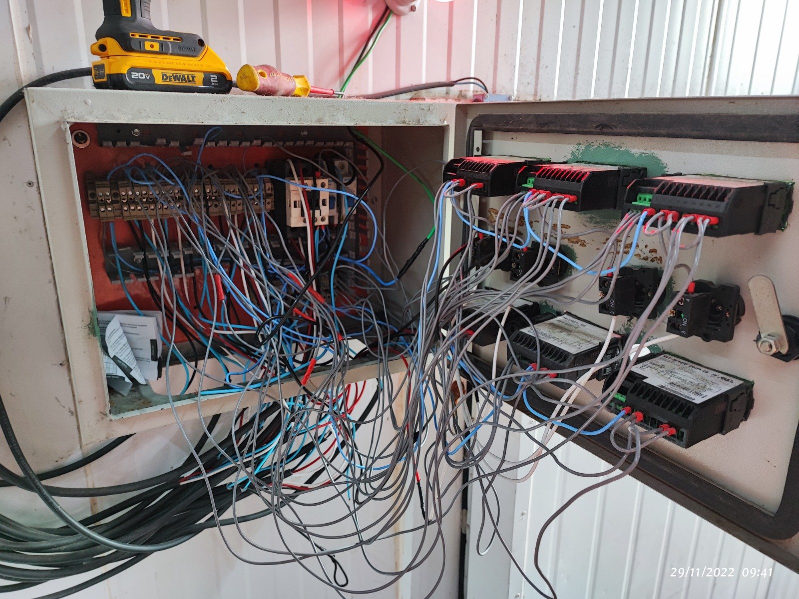 Quadro de comando antes da manutenção corretiva, com fiação desorganizada